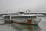 Das Hotel Fahrgastschiff VISTA BELLA lag am 13.12.2025 am Rheinufer in Mainz.