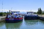 TMS Ascona, ENI 04032480, und TMS Nieuwe Maas, ENI 02338331, werden in der Schleuse Vogelgrün/Elsaß rheinaufwärts geschleust, Juni 2025