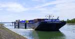 SGMS Contargo, ENI 02324494, und GSL Contargo X, ENI 02329420, rheinabwärts, wartet vor der Staustufe Marckolsheim auf die Schleusung, Juli 2025