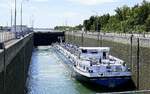 TMS Vectura, ENI 02328705, wird in der Schleuse Marckolsheim/Elsaß rheinaufwärts geschleust, Juli 2025
