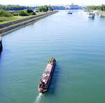 Ein Narrowboot auf dem Rhein ? Verläßt gerade die Schleuse Vogelgrün/Elsaß rheinabwärts. Juli 2025