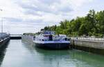 TMS Magellan, ENI 02324738, wird in der Schleuse Vogelgrün/Elsaß rheinaufwärts geschleust, Juli 2025
