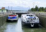 GMS Orchidee, ENI 02318860, und GMS Gebr.Mnich, ENI 04032460, werden in der Schleuse Vogelgrün/Elsaß rheinaufwärts geschleust, Aug.2025