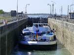 GMS Katja, ENI 02319922, wird in der Schleuse Fessenheim/Elsaß rheinaufwärts geschleust, Aug.2025