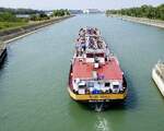TMS Stolt Main, ENI 02320282, verläßt die Schleuse Vogelgrün/Elsaß rheinabwärts, Aug.2025