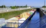 SGMS Alsage, ENI 02329040, und GSL Hollande, ENI 02329039, werden in der Schleuse Vogelgrün/Elsaß rheinabwärts geschleust, Aug.2025