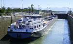 GMS Deo Juvante, ENI 02330445, wird in der Schleuse Vogelgrün/Elsaß rheinaufwärts geschleust, Sept.2025