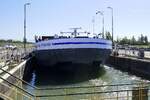 SGMS Rhenus Dortmund I, ENI 02328144, und GSL Rhenus Dortmund II, ENI 02328248,  werden in der Schleuse Vogelgrün/Elsaß rheinabwärts geschleust, Okt.2025