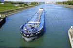 TMS Barletta, ENI 02333017, rheinaufwärts bei der Einfahrt in die Schleuse Vogelgrün/Elsaß, Okt.2025
