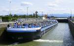 TMS Gracias, ENI 04812270, wird in der Schleuse Vogelgrün/Elsaß rheinabwärts geschleust, Aug.2025