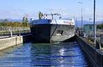 TMS RAILEY.V, ENI 04807440, wird in der Schleuse Vogelgrün/Elsaß rheinabwärts geschleust, Okt.2025