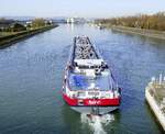 TMS Savi, ENI 02338251, verläßt die Schleuse Vogelgrün/Elsaß rheinabwärts, Nov.2025