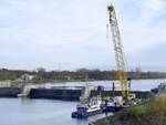 Arbeitsschiff CATHARINA 4 ENI 02322887, bei Arbeiten am Altrheinwehr bei Breisach, Nov.2025