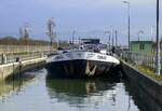 GMS SUBITO ENI 02317285, wird in der Schleuse Vogelgr�n/Elsa� rheinabw�rts geschleust, Nov.2025