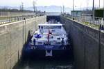 TMS VICTORY ENI 02326780, wird in der Schleuse Vogelgr�n/Elsa� rheinaufw�rts geschleust, Nov.2025
