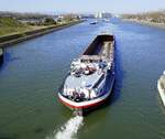 GMS ARGO ENI 04012490, verl��t die Schleuse Vogelgr�n rheinabw�rts, Feb.2026