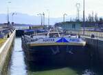 GMS PONTES ENI 02314047, wird in der Schleuse Vogelgr�n/Elsa� rheinabw�rts geschleust, Feb.2026