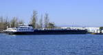 TMS EUROPA ENI 04809120, rheinabw�rts bei der Einfahrt in die Schleuse Vogelgr�n/Elsa�, Feb.2026