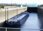 TMS HENCOR ENI 02207596, wird in der Schleuse Vogelgr�n/Elsa� rheinabw�rts geschleust, Dez.2025