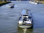 TMS HENCOR ENI 02207596, verl��t die Schleuse Vogelgr�n/Elsa� rheinabw�rts, Dez.2025