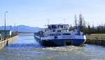 TMS MINERVA ENI 02339172, verl��t die Schleuse Vogelgr�n/Elsa� rheinaufw�rts, Dez.2025