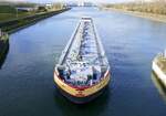 TMS SOMTRANS ENI 02334082, rheinaufw�rts bei der Einfahrt in die Schleuse Vogelgr�n/Elsa�, Dez.2025