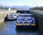 TMS SOMTRANS ENI 02334082 und GMS RHENUS LINZ ENI 02317064, werden in der Schleuse Vogelgr�n/Elsa� rheinaufw�rts geschleust, Dez.2025