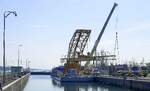Arbeitsschiff LE Bertrand ENI 01840140, bei Arbeiten in der gro�en Schleusenkammer Vogelgr�n/Elsa�, M�rz 2026