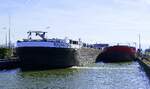 TMS EUROPA ENI 04809120 und GMS ARGO ENI 04012490, werden in der Schleuse Vogelgr�n/Elsa� rheinabw�rts geschleust, Feb.2026