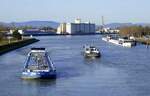 TMS SOPHIA ENI 02325926 im Vordergrund rheinaufw�rts kurz vor der Einfahrt in die Schleuse Vogelgr�n/Elsa� und GMS HENCOR ENI 02207596 rheinabw�rts nach dem Verlassen der Schleuse, Dez.2025