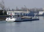 GMS CEDI ENI 06004159, f�hrt nach dem Verlassen der Schleuse Vogelgr�n/Elsa� rheinabw�rts am Hafen Neubreisach (Neuf-Brisach) vorbei, M�rz 2026