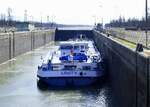 TMS UNITY ENI 02332409, wird in der Schleuse Vogelgr�n/Elsa� rheinaufw�rts geschleust, M�rz 2026