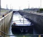 GMS ORCHIDEE ENI 02318860, wird in der Schleuse Vogelgr�n/Elsa� rheinabw�rts geschleust, M�rz 2026