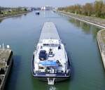 GMS ORCHIDEE ENI 02318860, verl��t die Schleuse Vogelgr�n/Elsa� rheinabw�rts, M�rz 2026