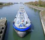 TMS SASKIA REICH ENI 04813550, rheinaufw�rts bei der Einfahrt in die Schleuse Vogelgr�n/Elsa�, M�rz 2026