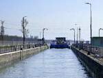 TMS THERA ENI 02333291, verl��t die Schleuse Vogelgr�n/Elsa� rheinaufw�rts, M�rz 2026