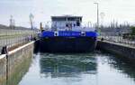 TMS SASKIA REICH ENI 04813550, wird in der Schleuse Vogelgr�n/Elsa� rheinaufw�rts geschleust, M�rz 2026