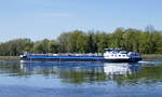 TMS THEODELA-V ENI 06105714, rheinaufw�rts vor Breisach, Heckansicht, April 2026