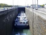 TMS THEODELA-V ENI 06105714, wird in der Schleuse Vogelgr�n/Elsa� rheinaufw�rts geschleust, April 2026
