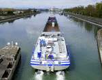 SGMS RHENUS DORTMUND I ENI 02328144 und GSL RHENUS DORTMUND II ENI 02328248, verlassen die Schleuse Vogelgr�n/Elsa� rheinabw�rts, April 2026