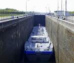TMS EILTANK 252 ENI 04813040, wird in der Schleuse Marckolsheim/Elsa� rheinaufw�rts geschleust, April 2026