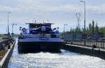 GMS TIMAJA ENI 04805320, verl��t die Schleuse Vogelgr�n/Elsa� rheinaufw�rts, Aprul 2026