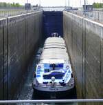 GMS TIMAJA ENI 04805320, wird in der Schleuse Vogelgr�n/Elsa� rheinaufw�rts geschleust, April 2026