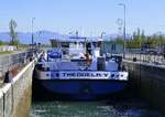 TMS THEODELA-V ENI 06105714, wird in der Schleuse Vogelgr�n/Elsa� rheinaufw�rts geschleust, April 2026