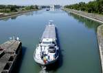 GMS CREDO ENI 06000302, verl��t die Schleuse Vogelgr�n/Elsa� rheinabw�rts, April 2026