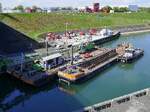 SB SARS 45 ENI 01840057 und SB SARS 24 ENI 01840055 und Arbeitsschiff SARS 50 bei Arbeiten an der Schleuse Vogelgr�n/Elsa�, April 2026