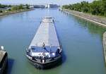 GMS PARADOX ENI 02324692, rheinaufw�rts bei der Einfahrt in die Schleuse Vogelgr�n/Elsa�, April 2026