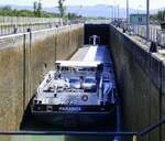 GMS PARADOX ENI 02324692, wird in der Schleuse Vogelgr�n rheinaufw�rts geschleust, April 2026