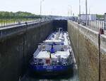 TMS EILTANK 21 ENI 05501630, wird in der Schleuse Marckolsheim/Elsa� rheinaufw�rts geschleust, Mai 2026