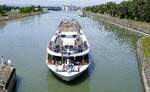 KFGS MONARCH PRINCESS ENI 02331194, rheinaufw�rts bei der Einfahrt in die Schleuse Vogelgr�n/Elsa�, Mai 2026